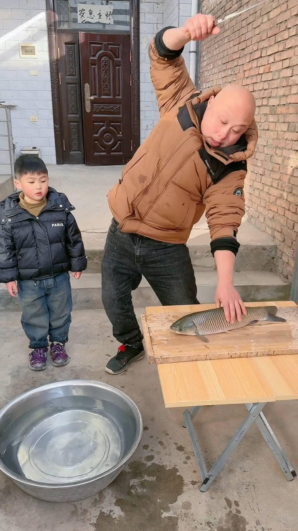 这鱼怎么哭了!太可怜了