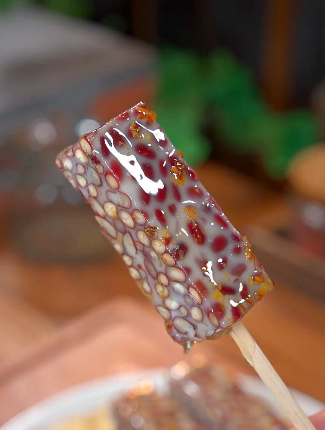 一道好吃好看的桂花红豆糕就做好了,软糯香甜,大人小孩都爱吃