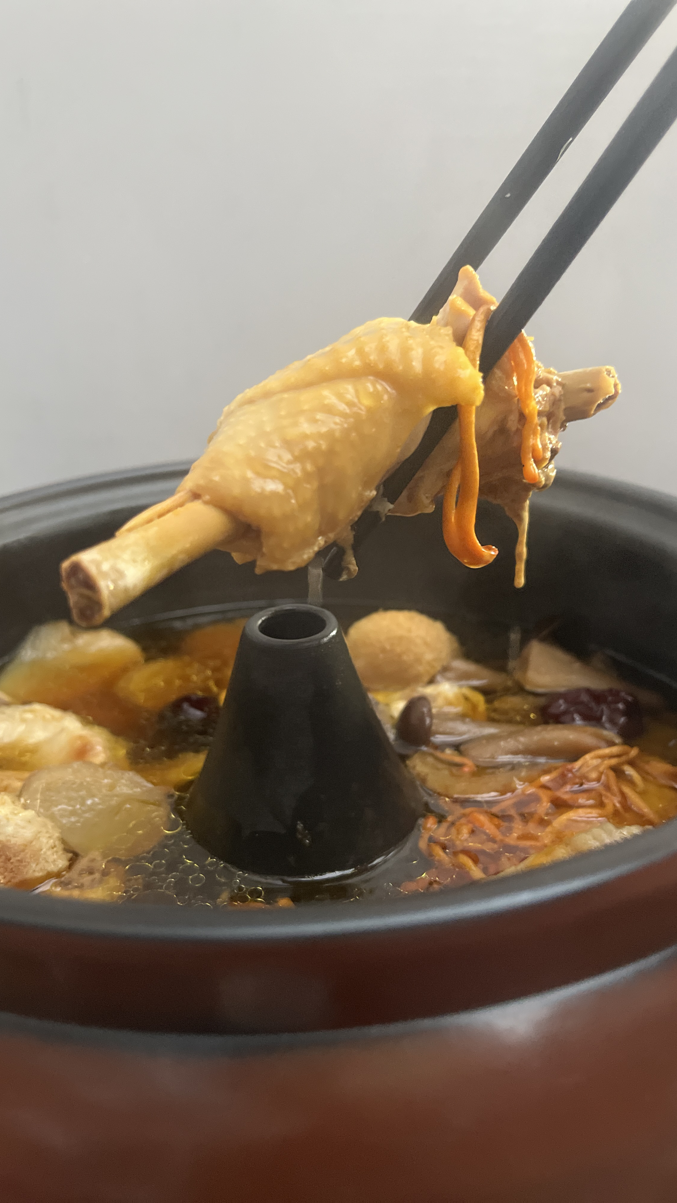 超美汽锅鸡,猴头菇与虫草花的搭配!