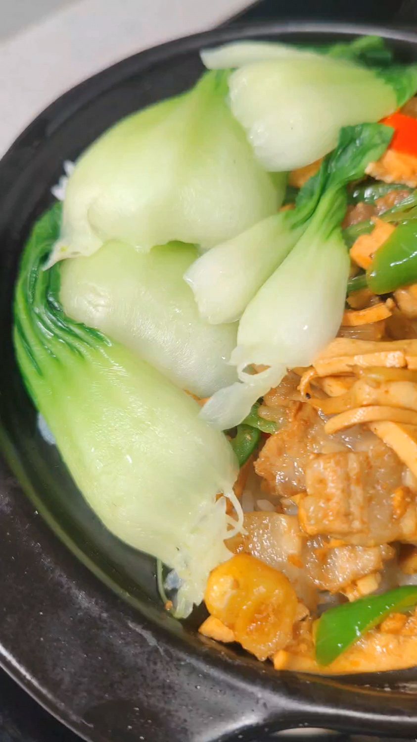 香干炒肉煲仔饭来咯,太好吃了,吃撑了
