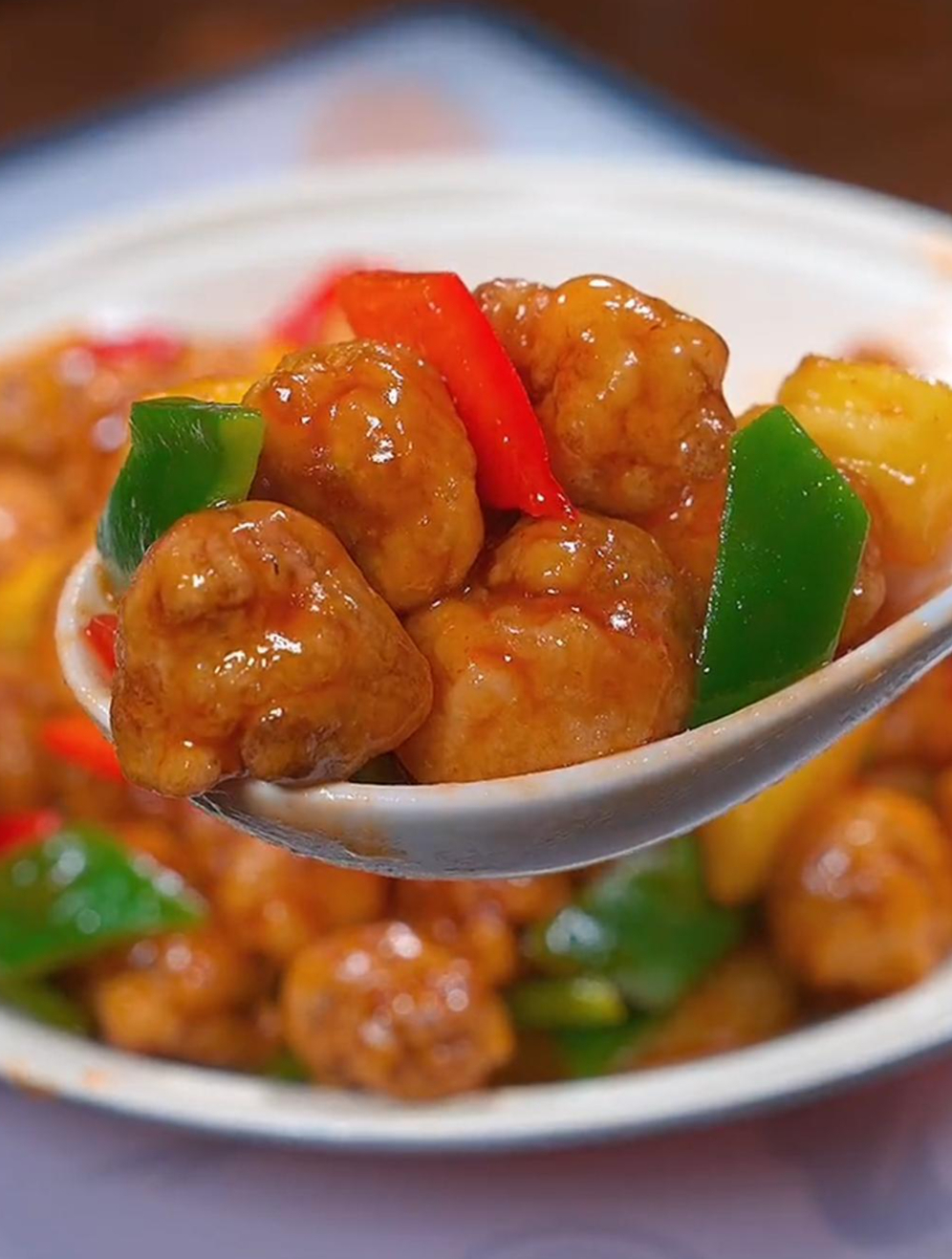 这道菠萝咕老肉,酸酸甜甜的,孩子们超爱吃