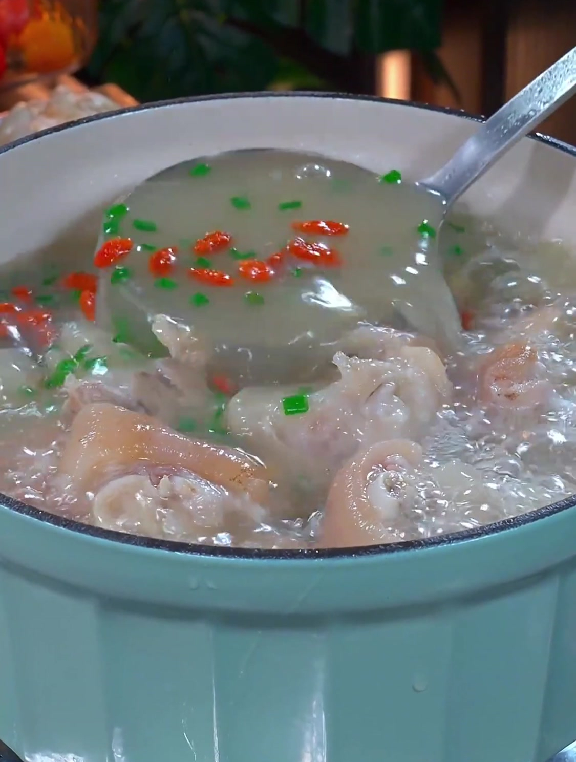 这样炖的猪蹄汤,汤汁奶白浓郁,味道鲜美,太香了