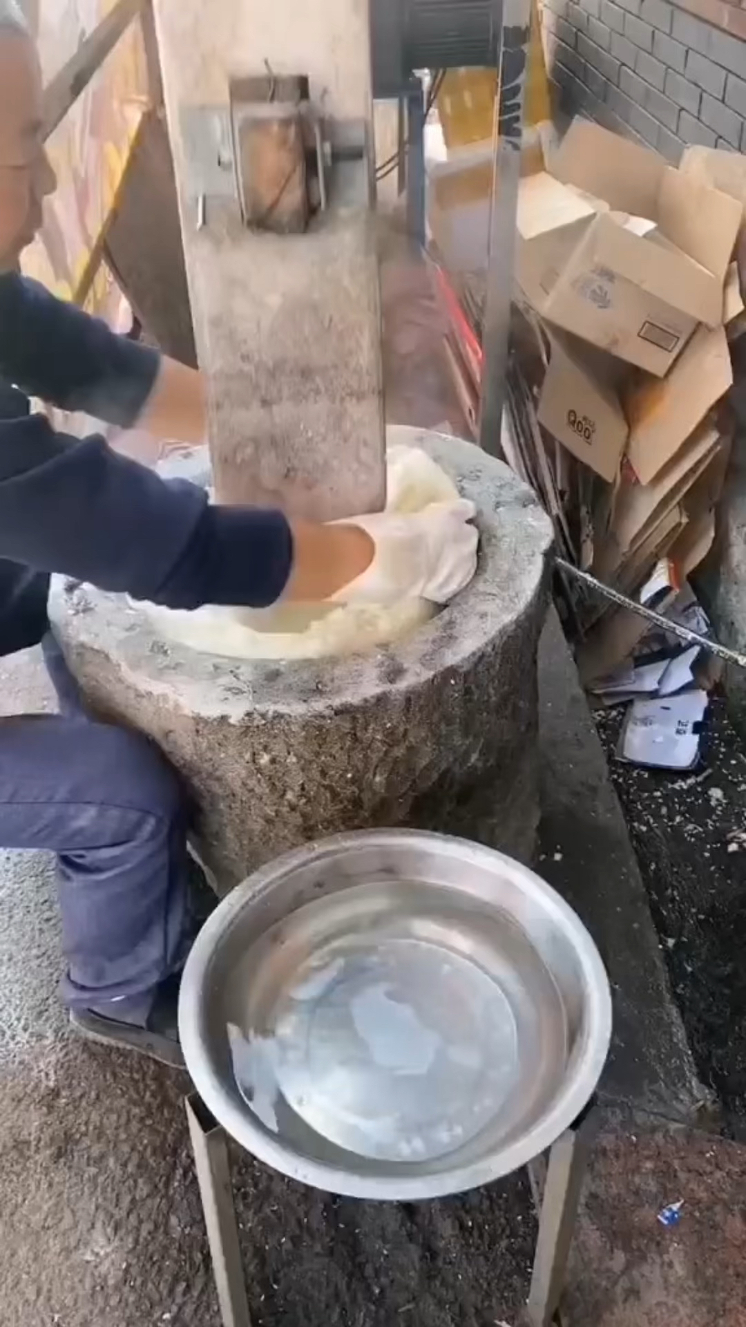 现在打年糕,一个人就可以了,方便多了。