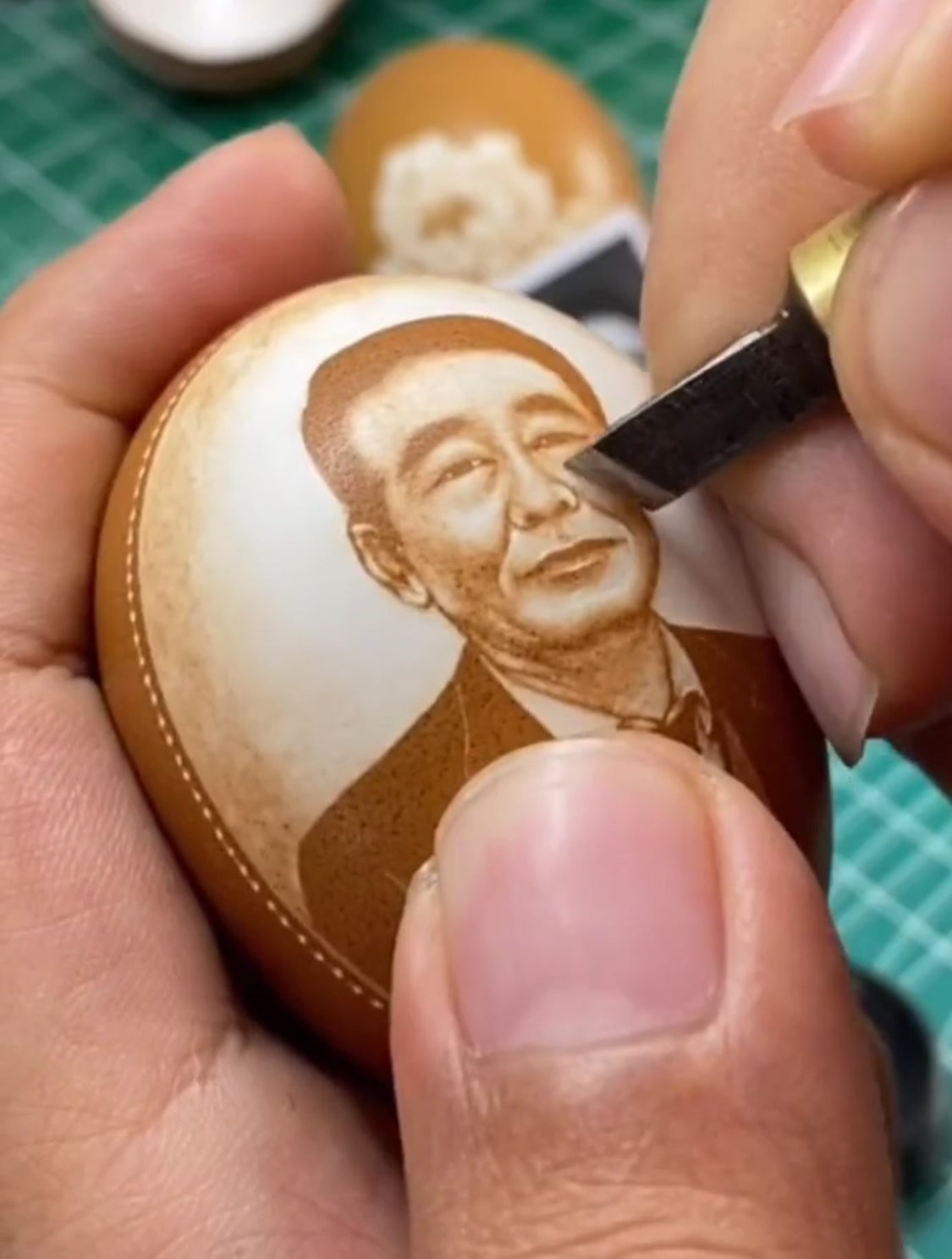 鸡蛋壳上的完美艺术。网友:真的是太传神啦