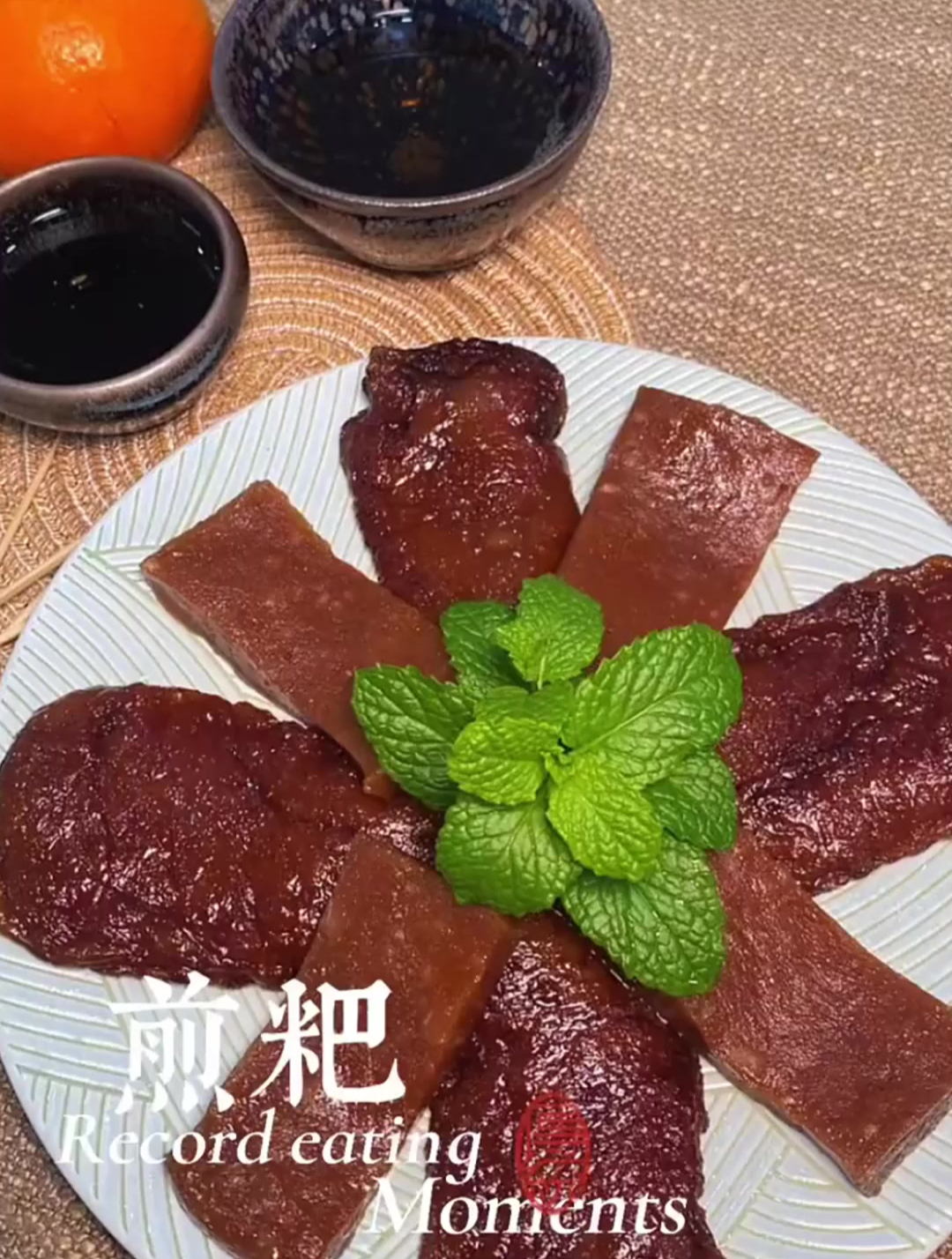 做好的红糖年糕放凉定型好了,今天我们就把它切来吃