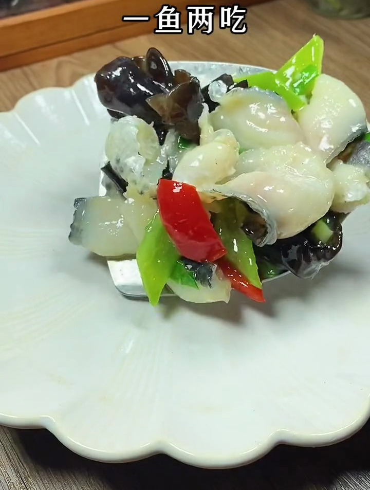 今天的菜单我帮大家想好了,买条黑鱼二十多,鱼片滑炒,鱼骨炖汤