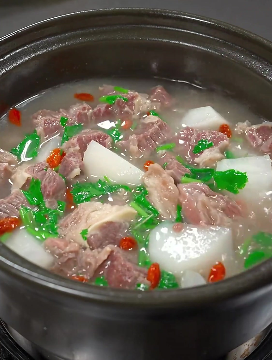 这样炖的牛肉汤营养丰富。天冷来上一碗,暖身又暖胃