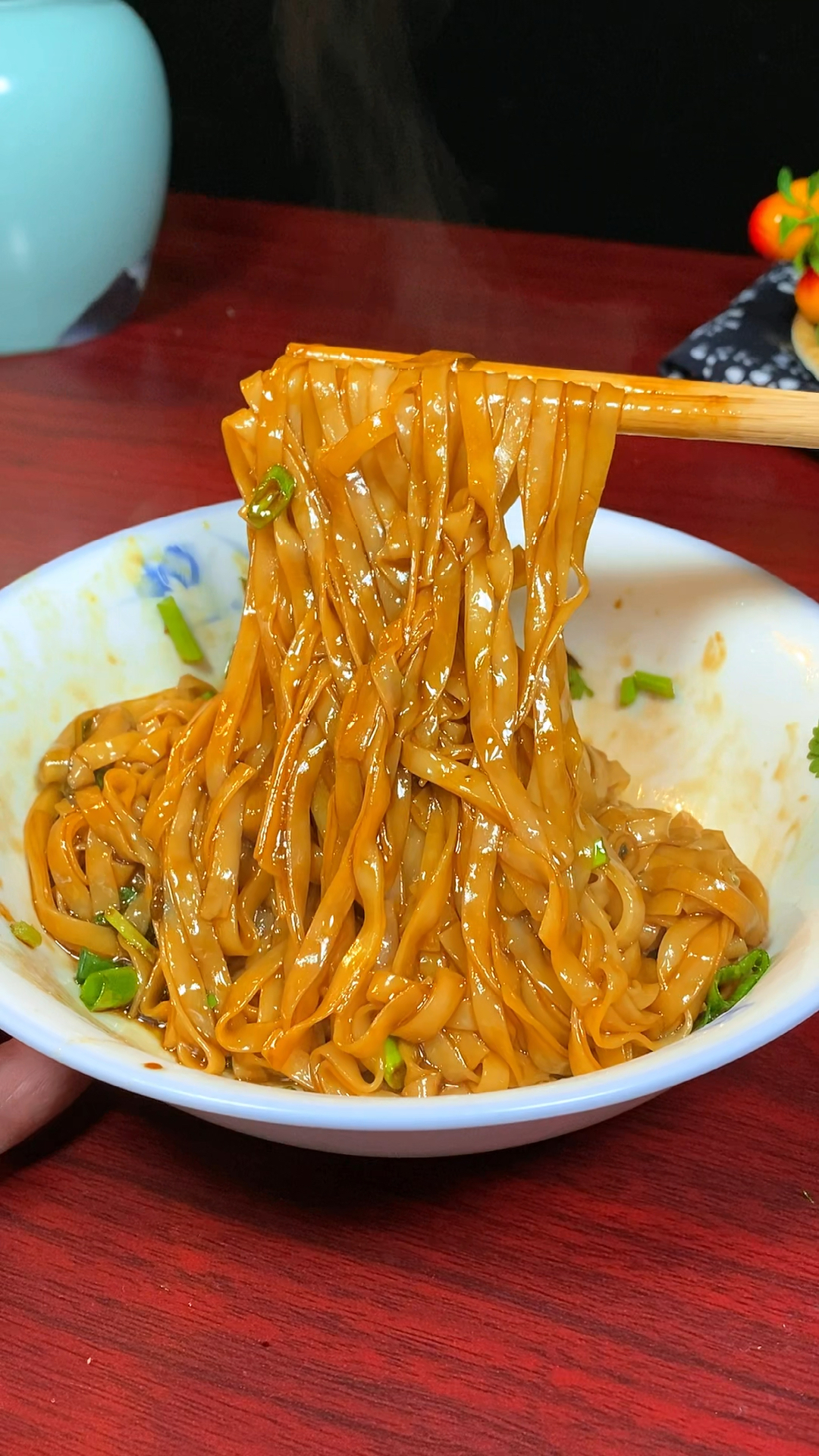 家里有面条的,一定要试试这个葱油拌面,简单美味又方便!