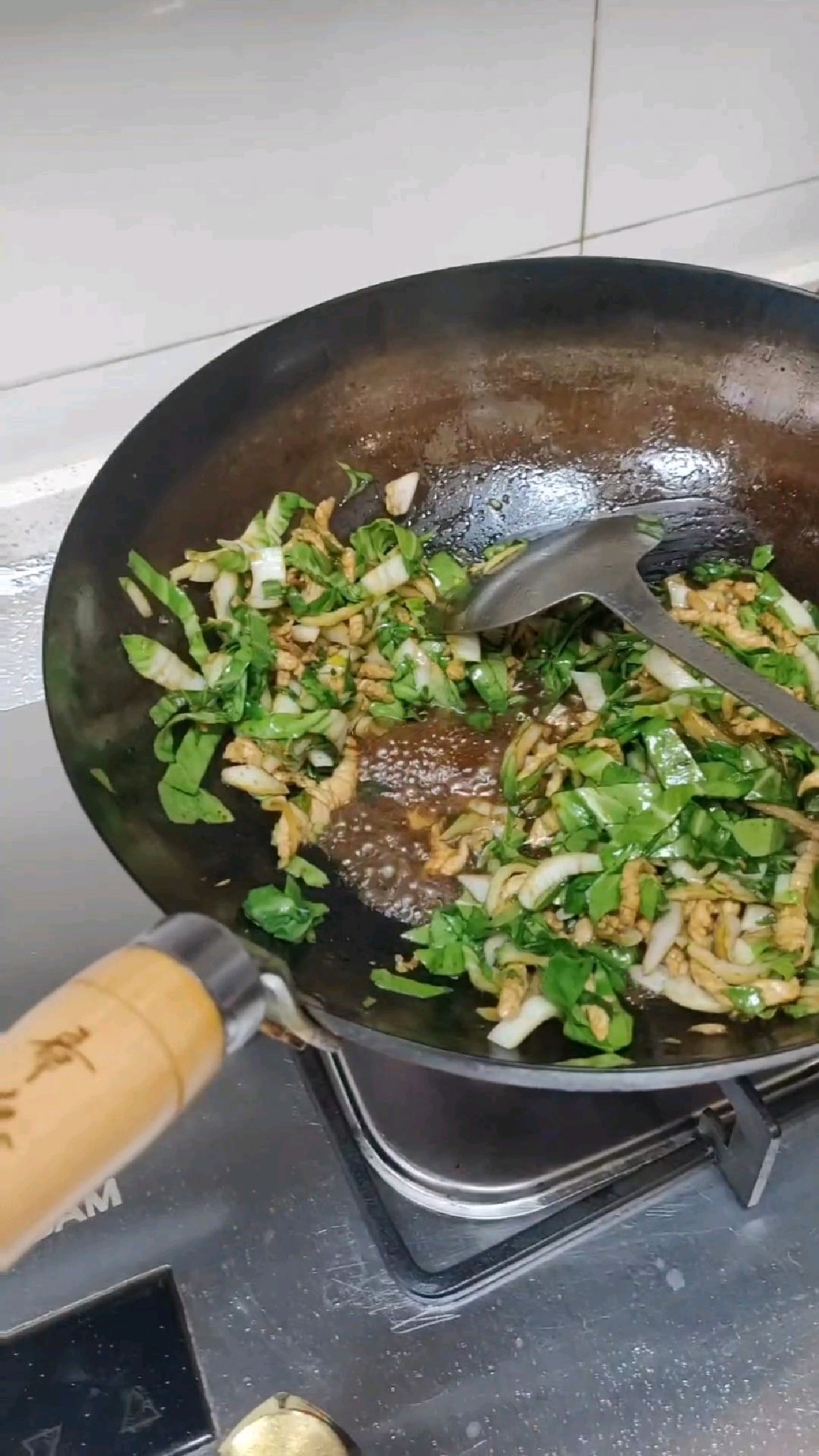 一个人的午餐,好吃的肉丝炒年糕,我的最爱!刚毕业的时候就好这一口