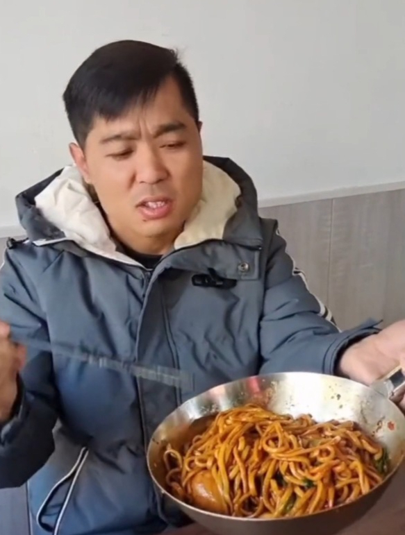 位于建设路中段 湖八姨烤肉特推出8