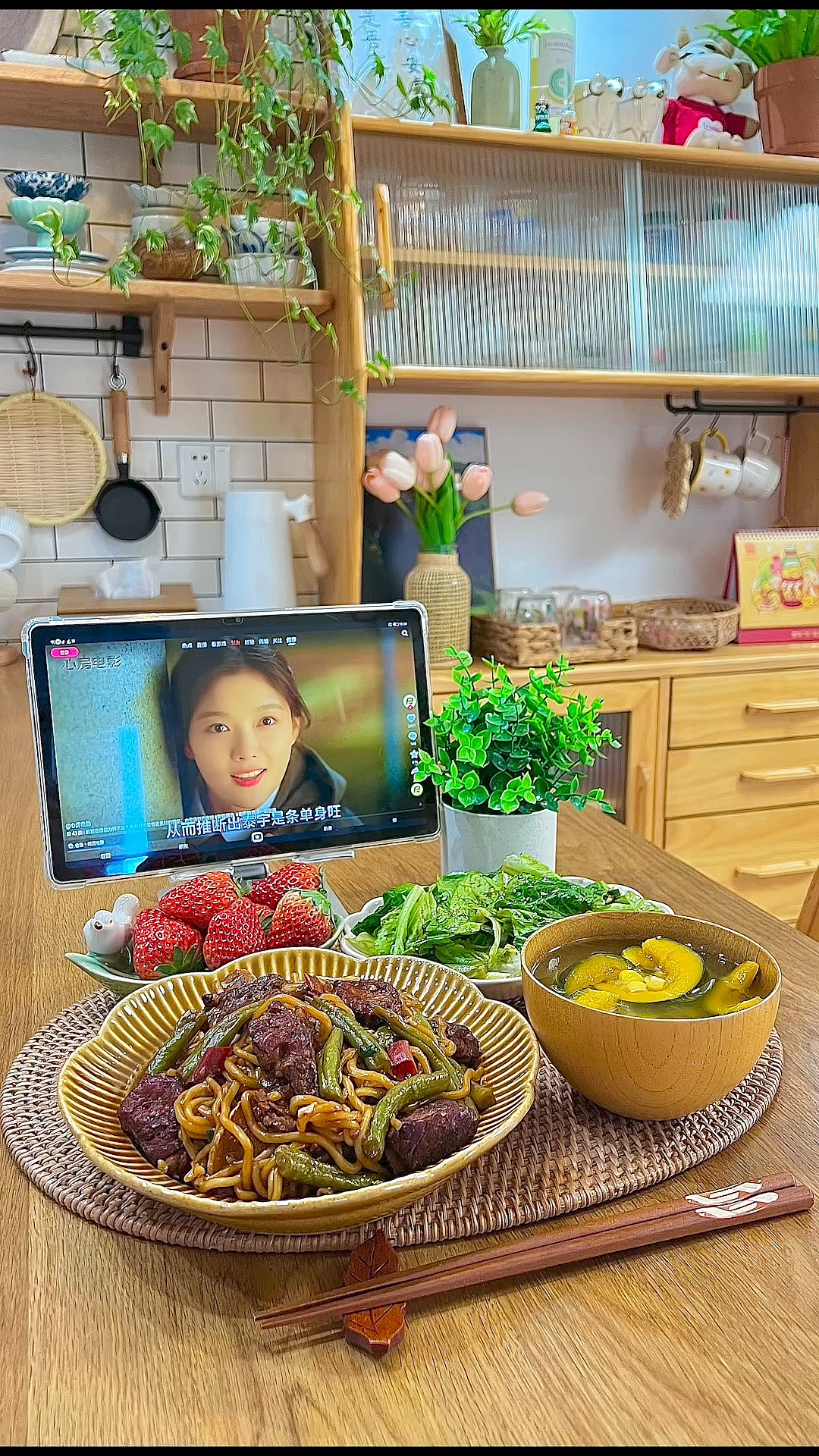 一人食:今天吃排骨豆角焖面,凉拌生菜,南瓜玉米汤