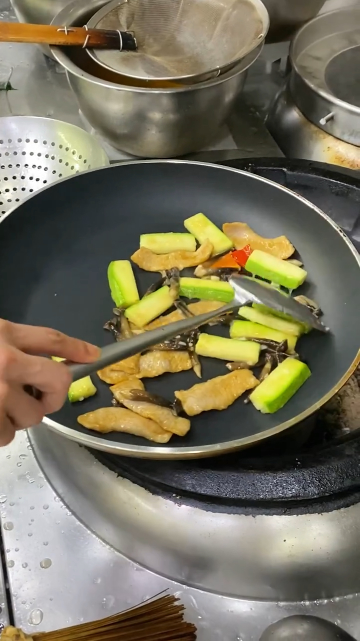 粤菜十大小炒之一看看粤菜师傅是如何教我们将云南小瓜炒爽肉的又清翠又好吃的#伙夫077