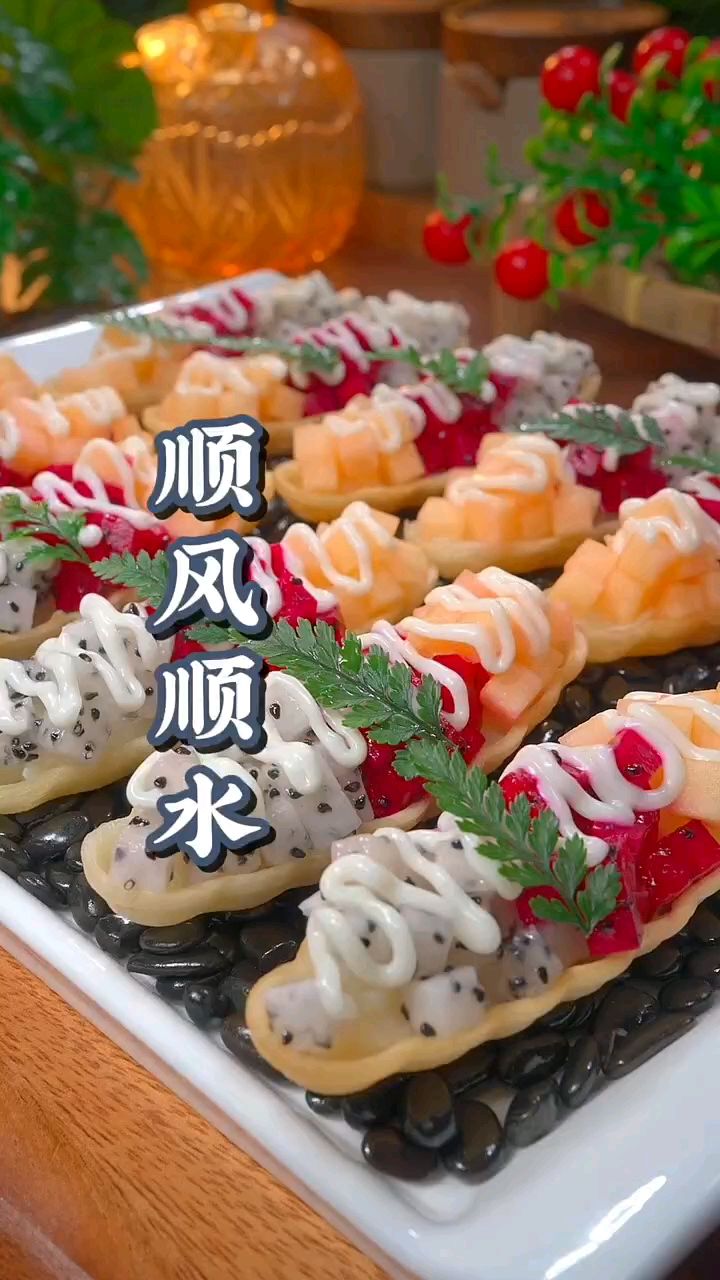 咱在年夜饭的餐桌上也能轻松做做出来,不仅做法简单还寓意着顺风顺水!