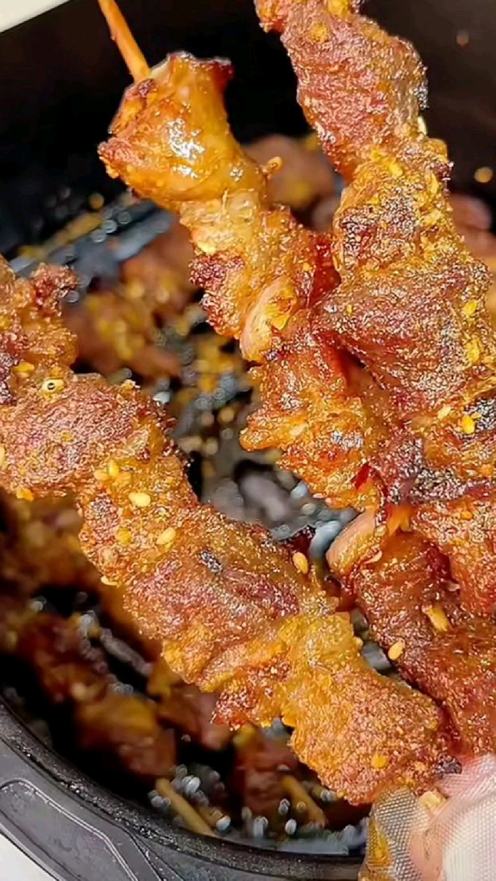 如果你有一个空气炸锅,一定要试试这个嘎嘎好吃的孜然羊肉串,学会了随时随地想吃就吃