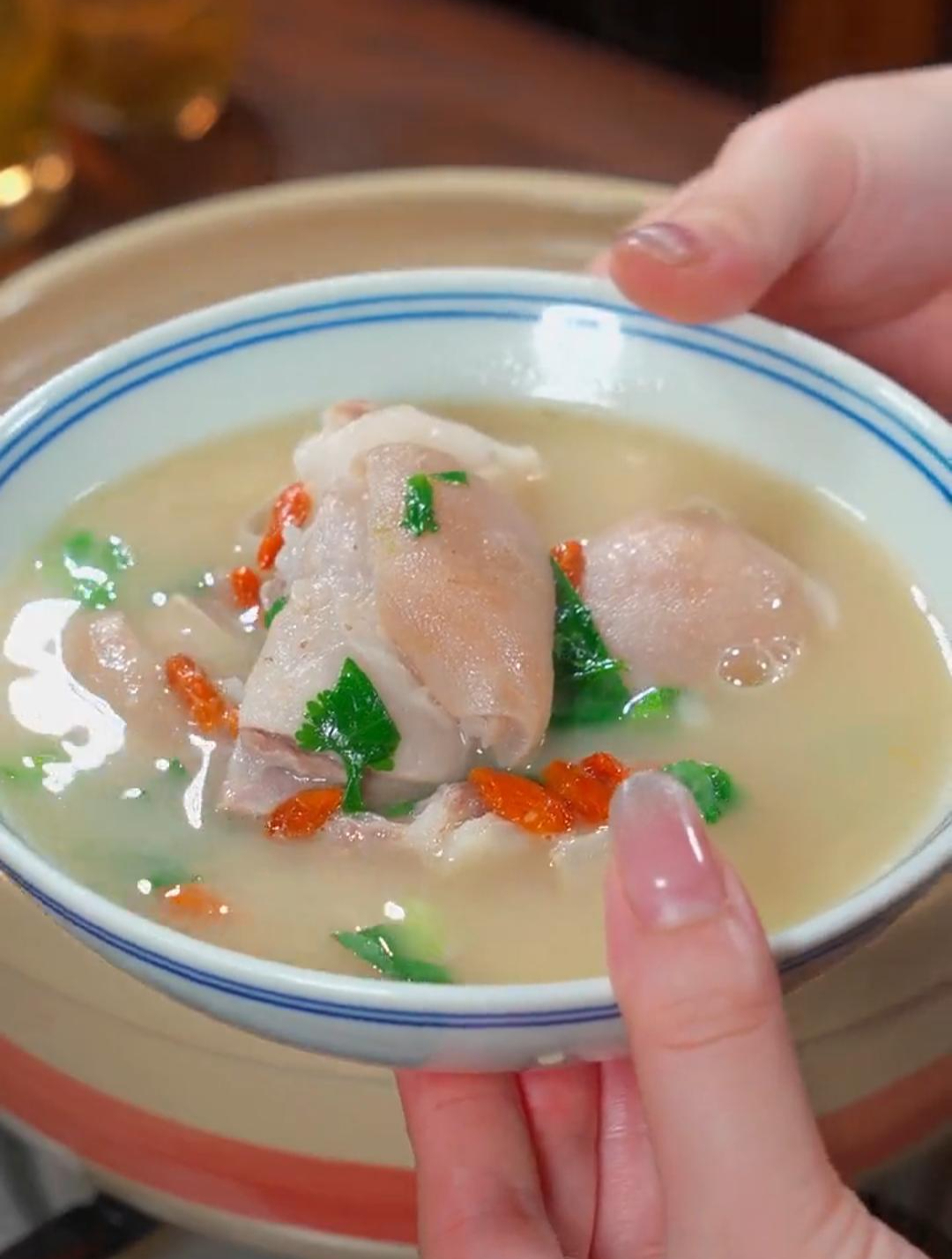 这样炖的鱼羊鲜肉质软嫩,汤汁鲜美
