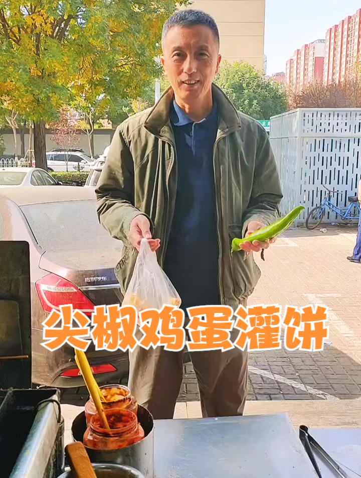 帅哥要做一个尖椒豆腐皮的鸡蛋灌饼