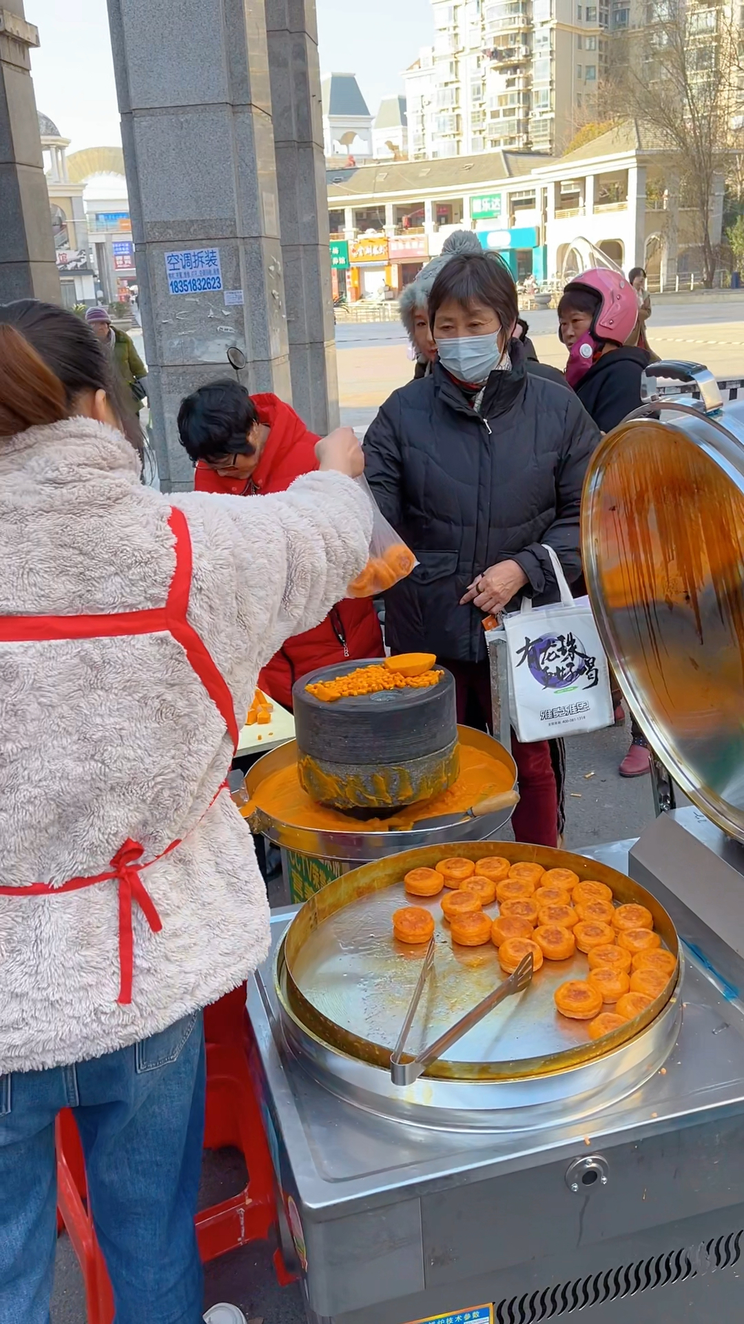 南瓜饼做法:南瓜浆800克,米粉100克,糖60克,酵母4克,牛奶90克,面粉900克,水