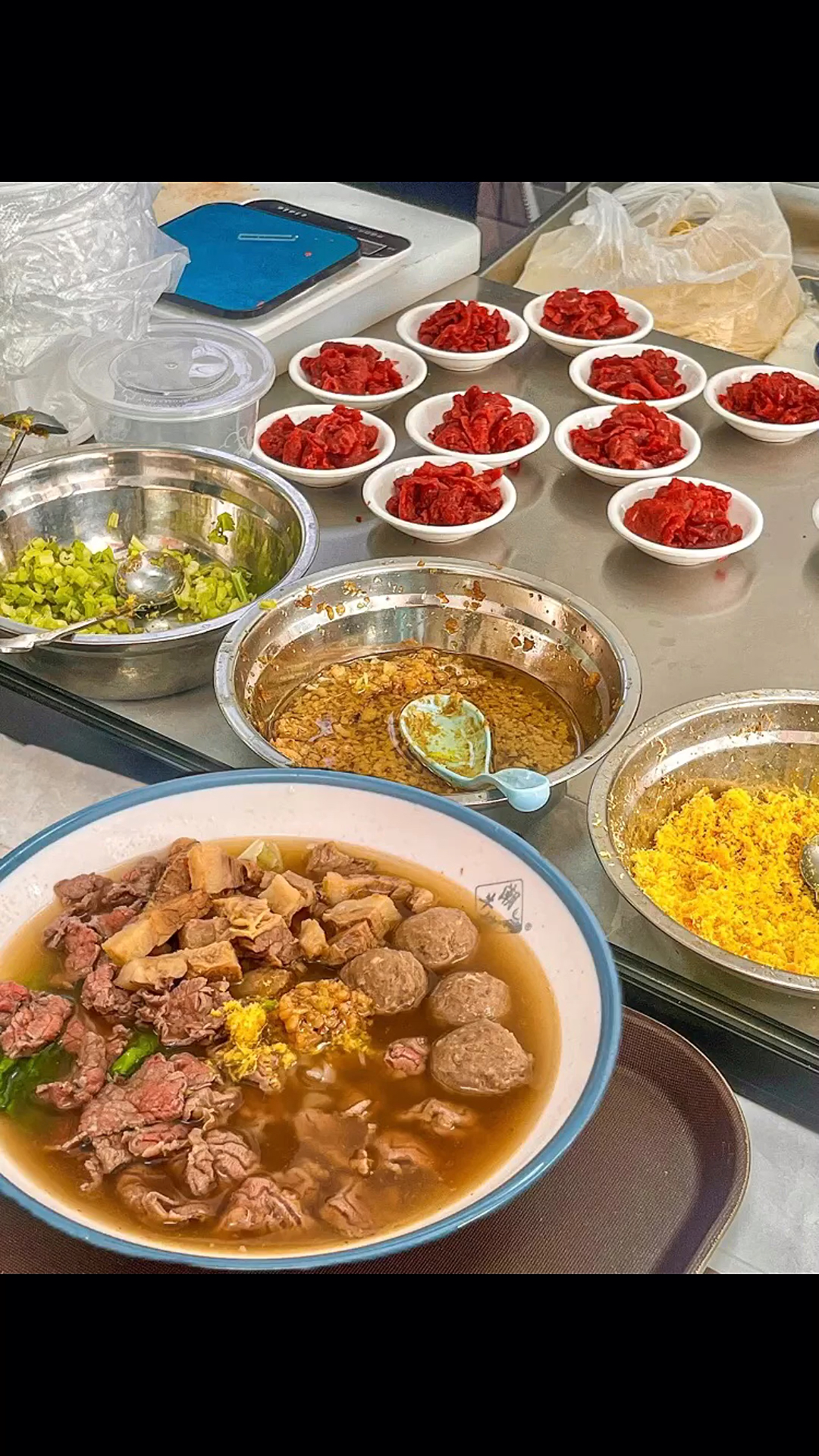 在南宁也可到正宗的潮汕美味,沙茶灌面,鲜嫩的牛肉沾上沙茶酱贼够味!分量真的足!