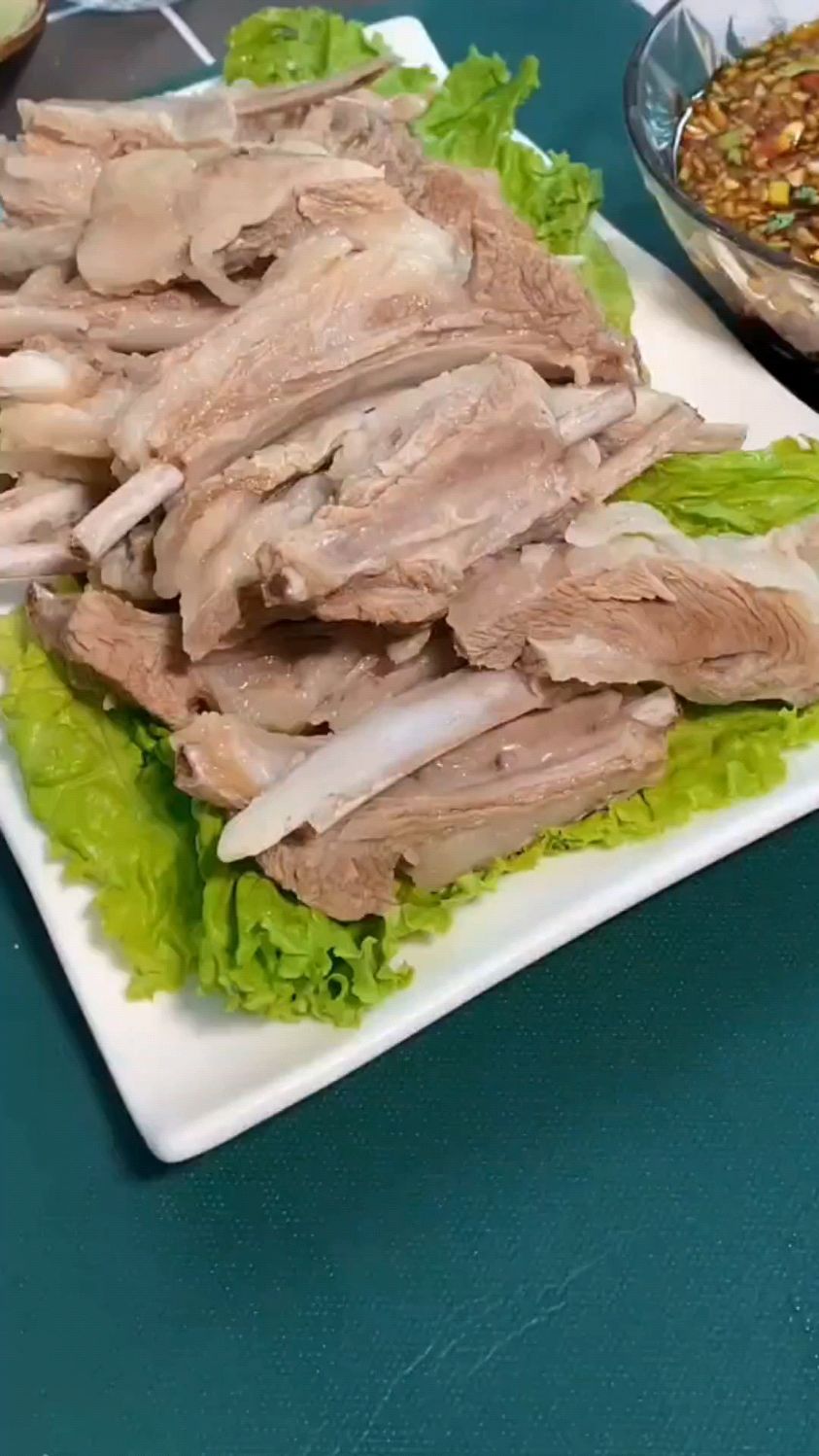 冬天吃羊肉的季节当然要选正宗宁夏盐池滩羊肉,简单的炖煮就是最好的味道。