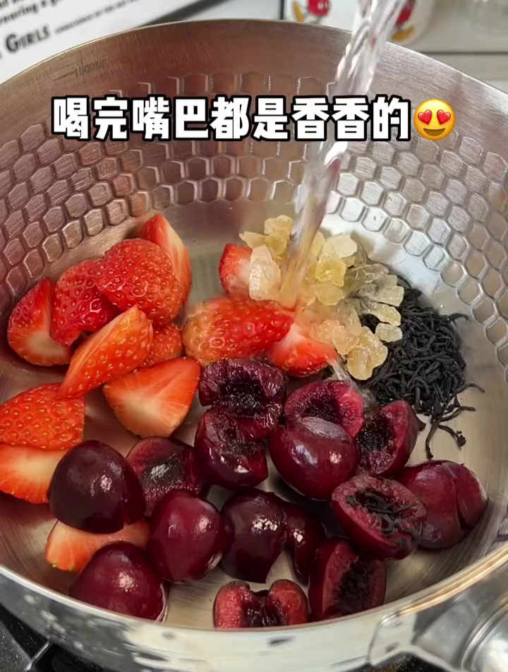 车厘子莓莓果茶!喝完嘴巴都是香香的～