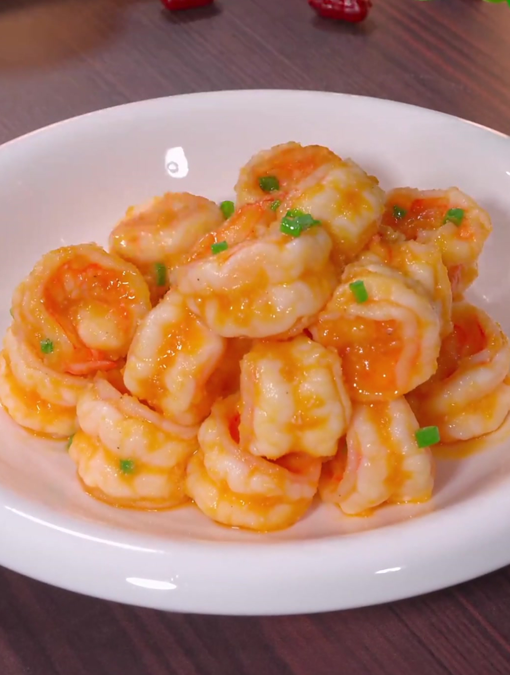 金沙咸蛋黄焗虾仁,寓意着金玉满堂,红红火火,好看好吃寓意好