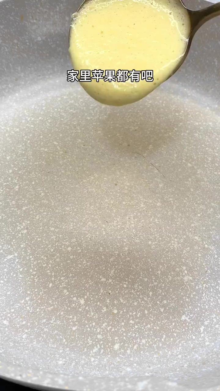 用苹果给宝宝做可爱的小熊松饼,松软香甜