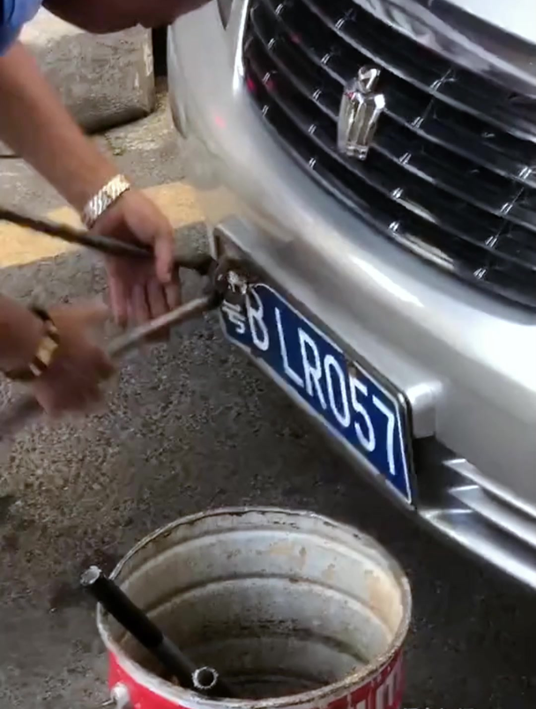 不喜欢现有的车牌号,教你两个办法如何更换