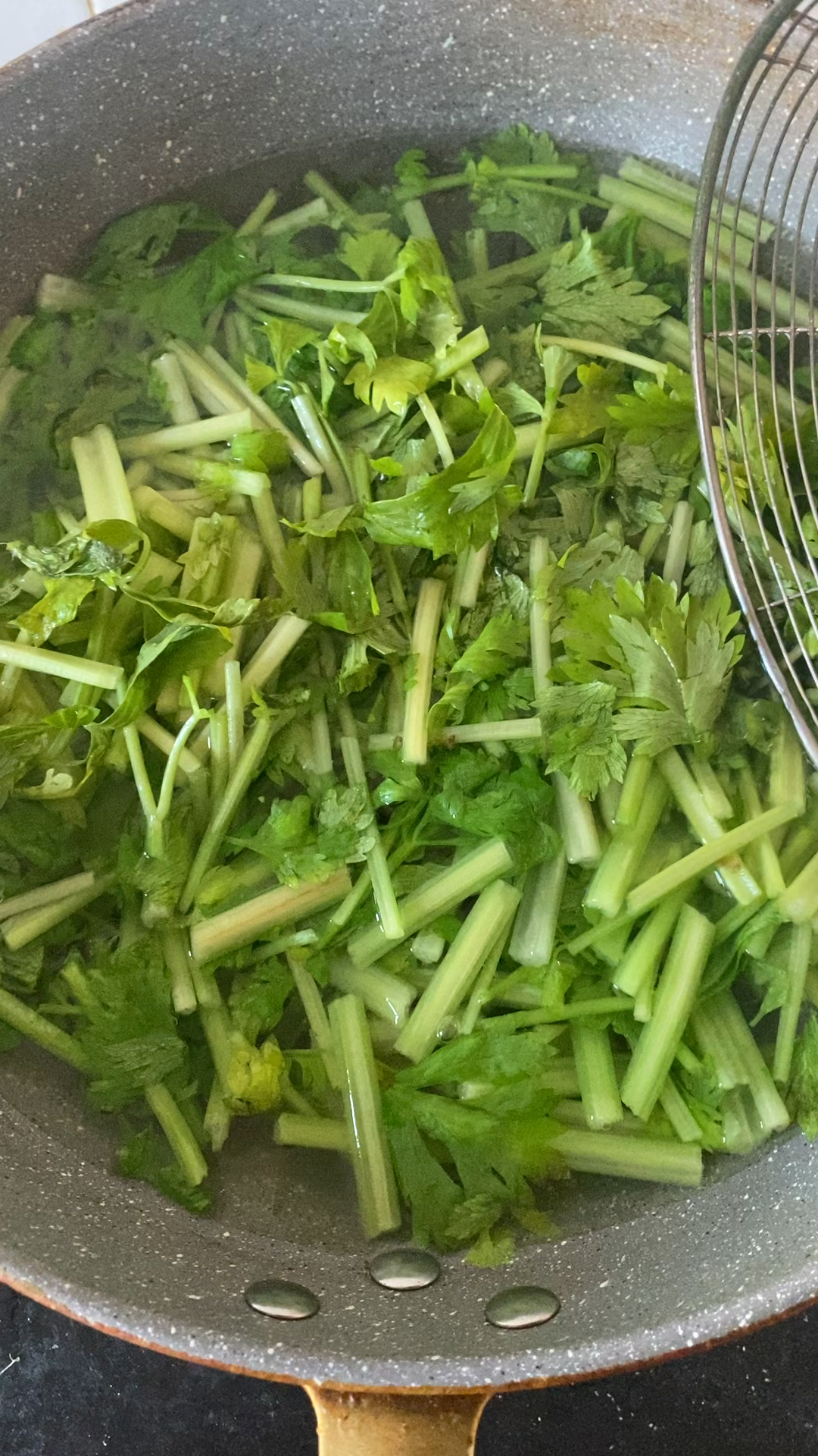 芹菜炒几分钟熟,焯水和不焯水的区别