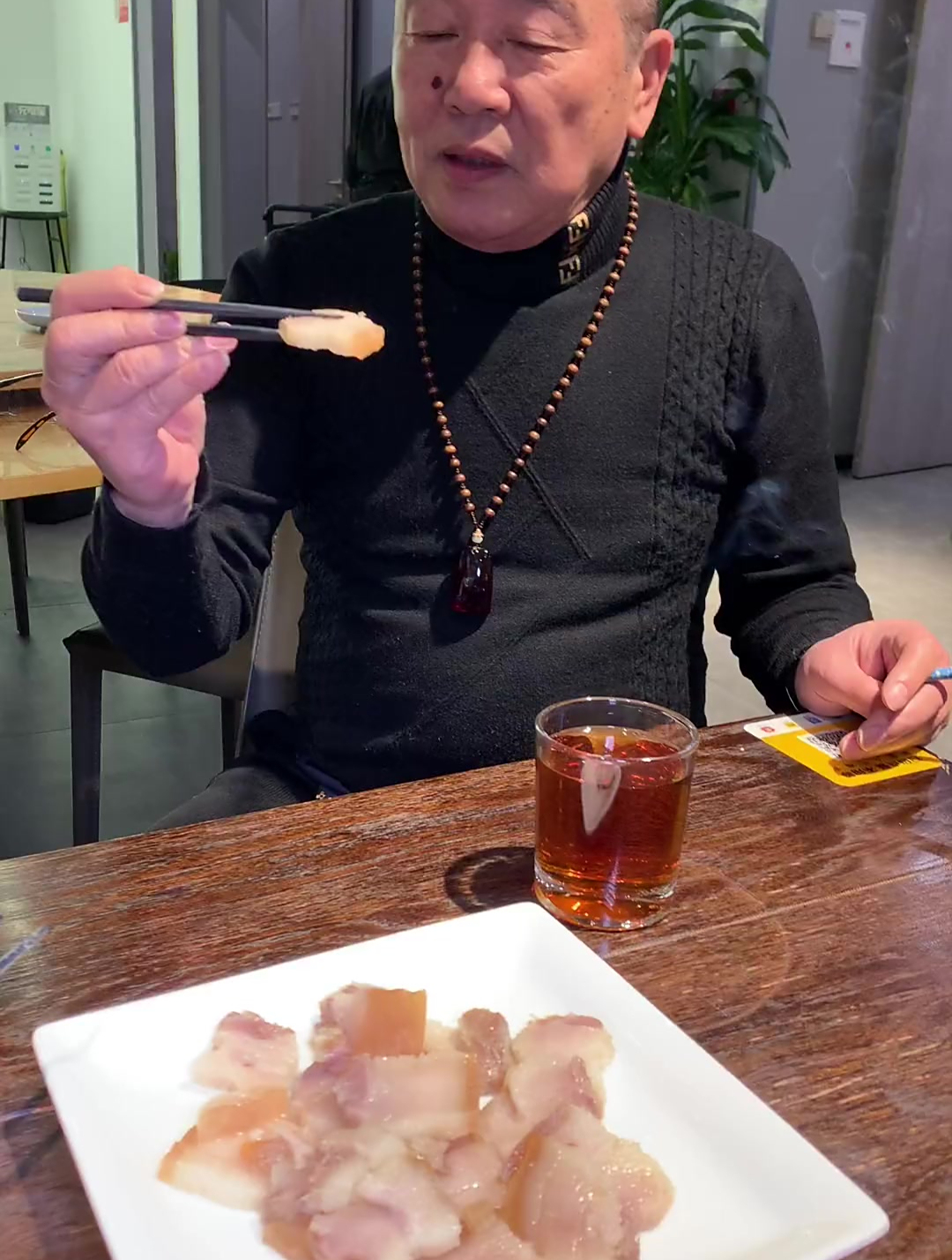 懒人版的抱腌肉男人的快乐有时候很简单