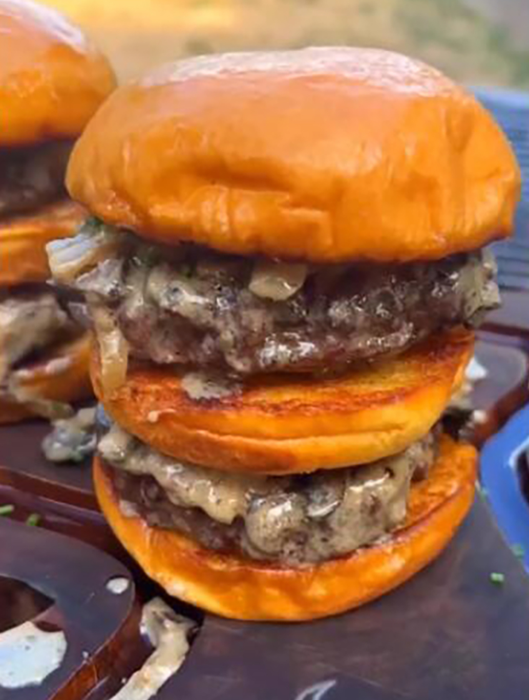 别吃普通汉堡了!尝尝蘑菇牛肉汉堡的奇妙!