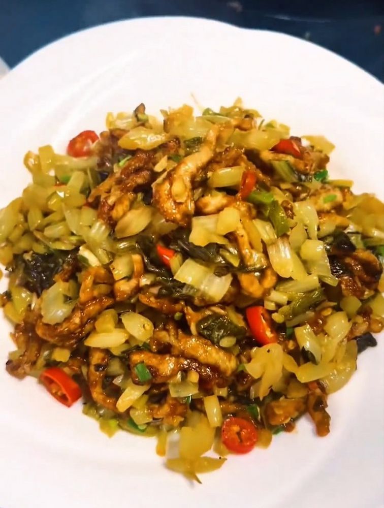 酸菜炒好了和白花菜一样下饭,酸菜炒肉丝安排