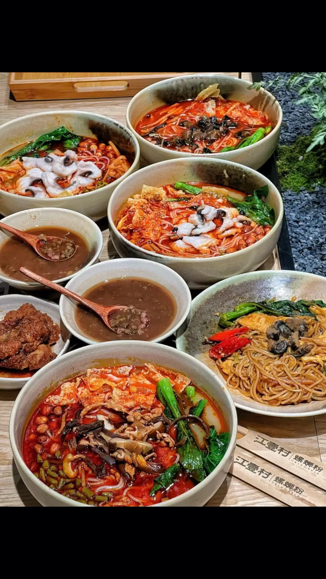 南宁的轻奢螺蛳粉,必点河边鲜鱼螺蛳粉,鱼肉(无刺)很嫩很美味,份量挺大的,超好吃
