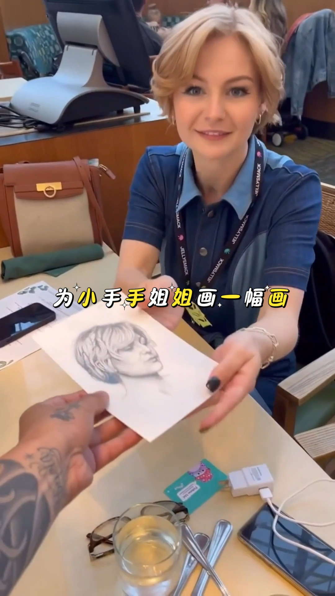 幕后画师:为陌生人们画一幅画,期待他们的反应,愿世界永远美好和平!