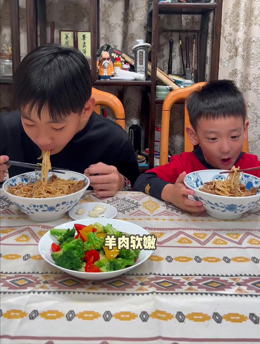 热乎乎的羊肉汆面来啦!这面我从小吃到大,鲜嫩不膻汤底醇香!