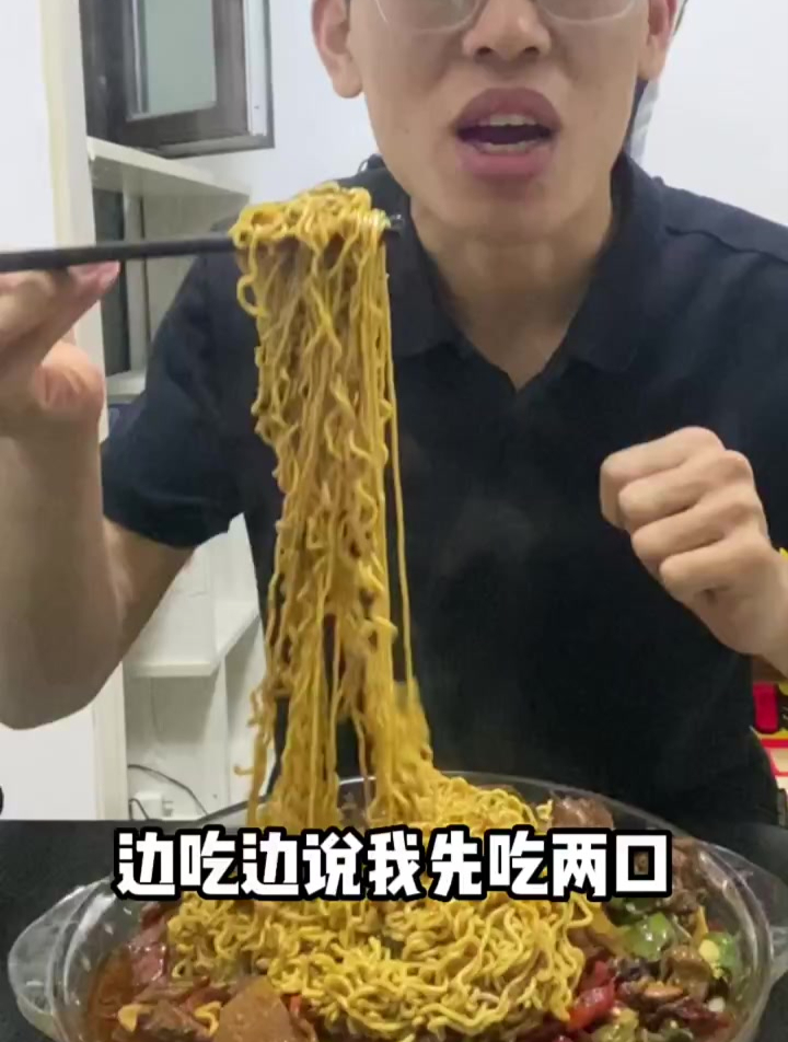 昨天剩的辣子鸡今天拌两包方便面辣子鸡拌面