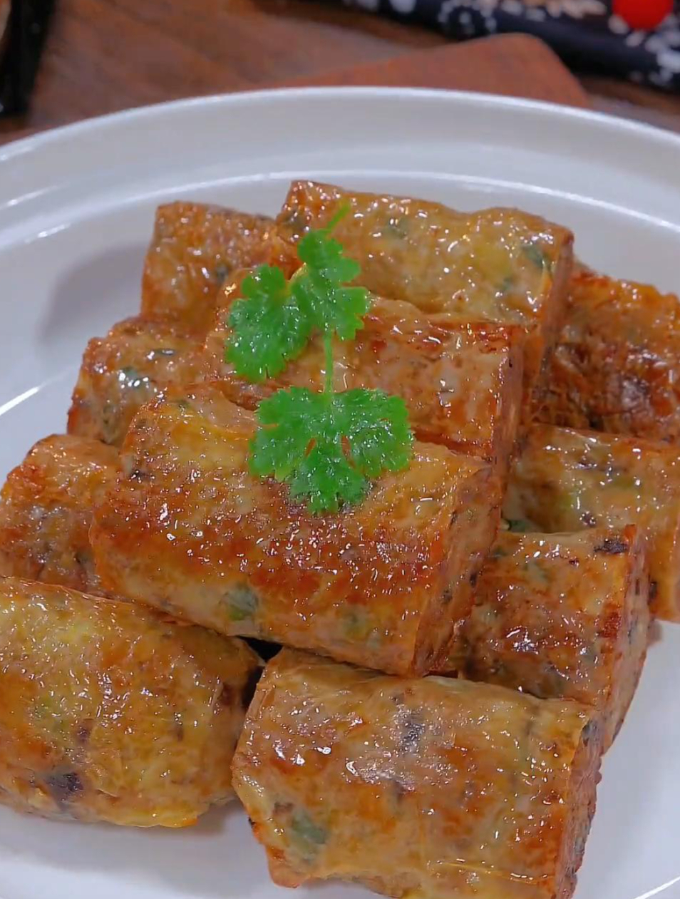 这是我们广东地区过年,家家户户都会做的马蹄肉卷,外酥里嫩