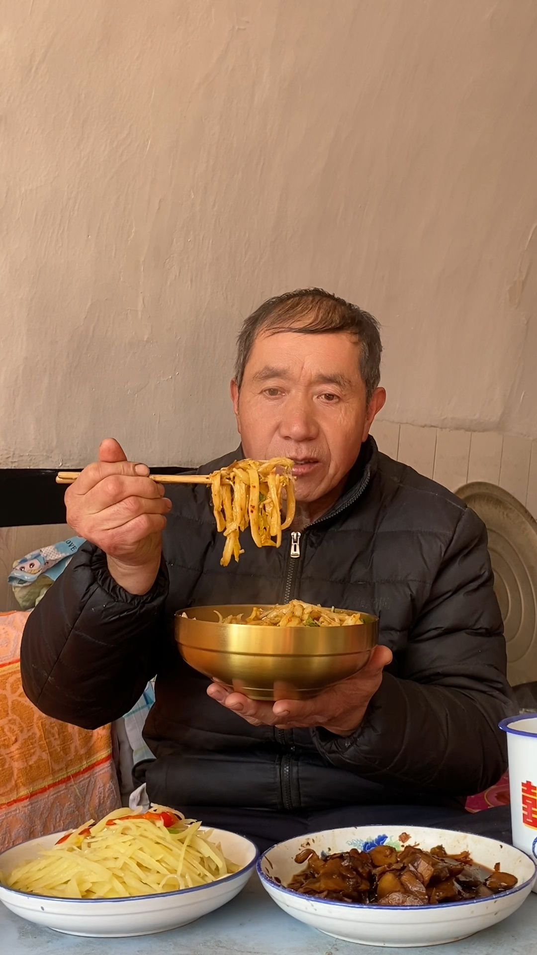 农家酸辣土豆丝,配上一碗热乎乎的炒剔尖面,筋道爽口