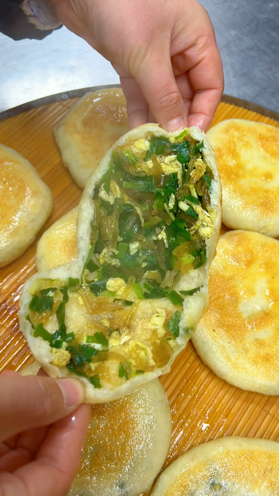 好吃的韭菜馅饼,一斤韭菜,3个鸡蛋,150克粉丝