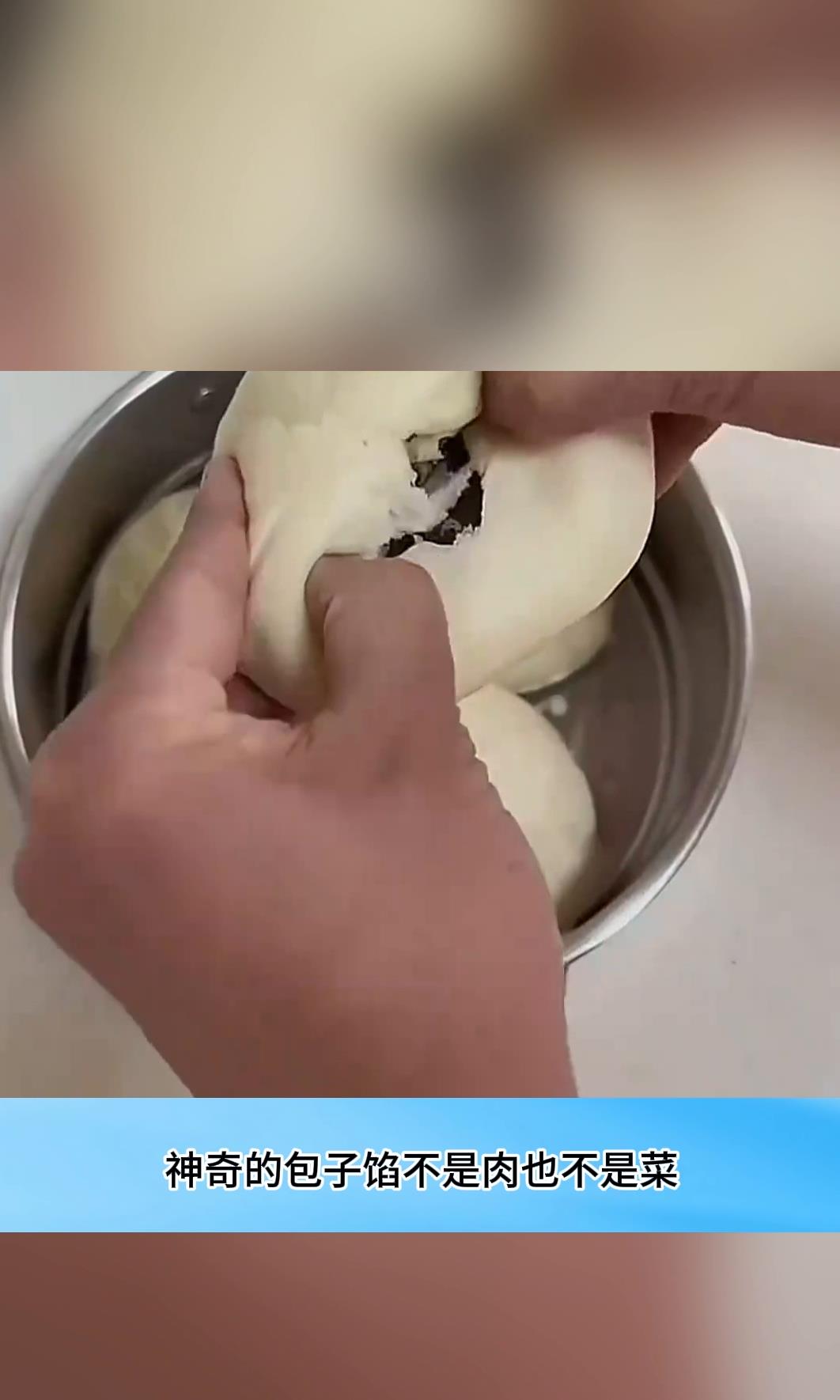 包子馅不是肉也不是菜,居然是活蹦乱跳的小龙虾!