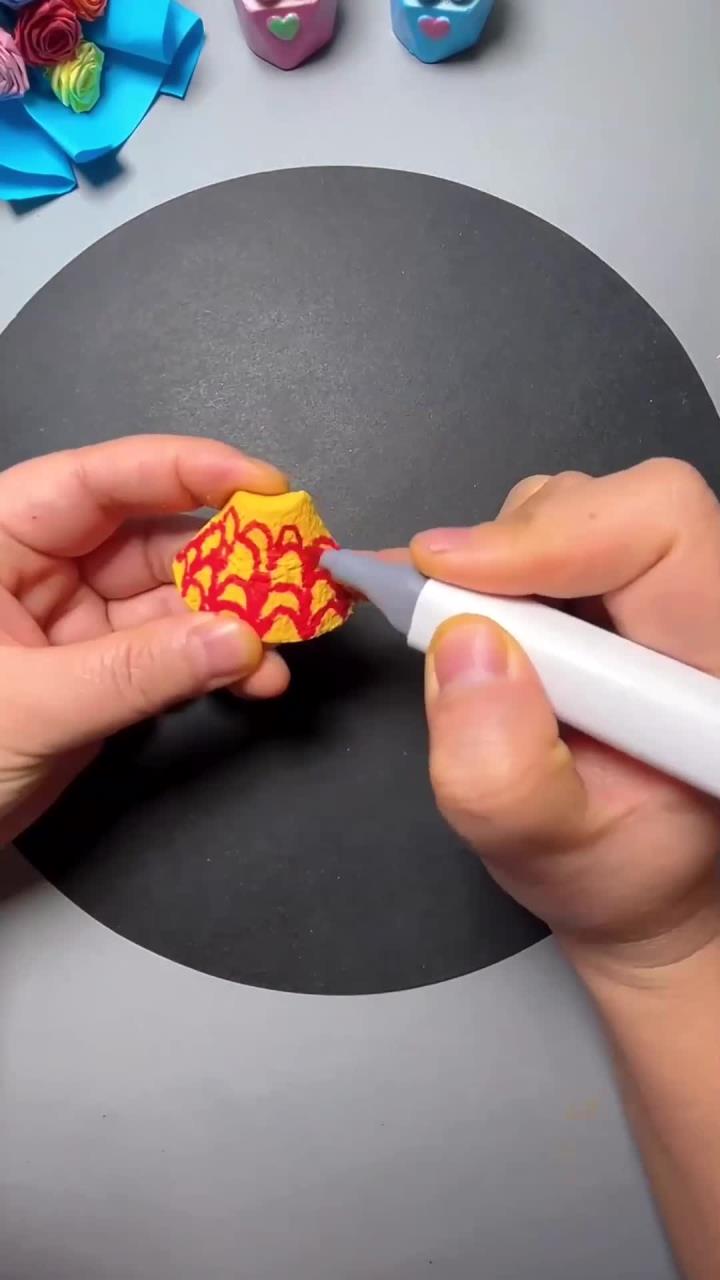 鸡蛋托不要丢掉,还可以用来做小金鱼