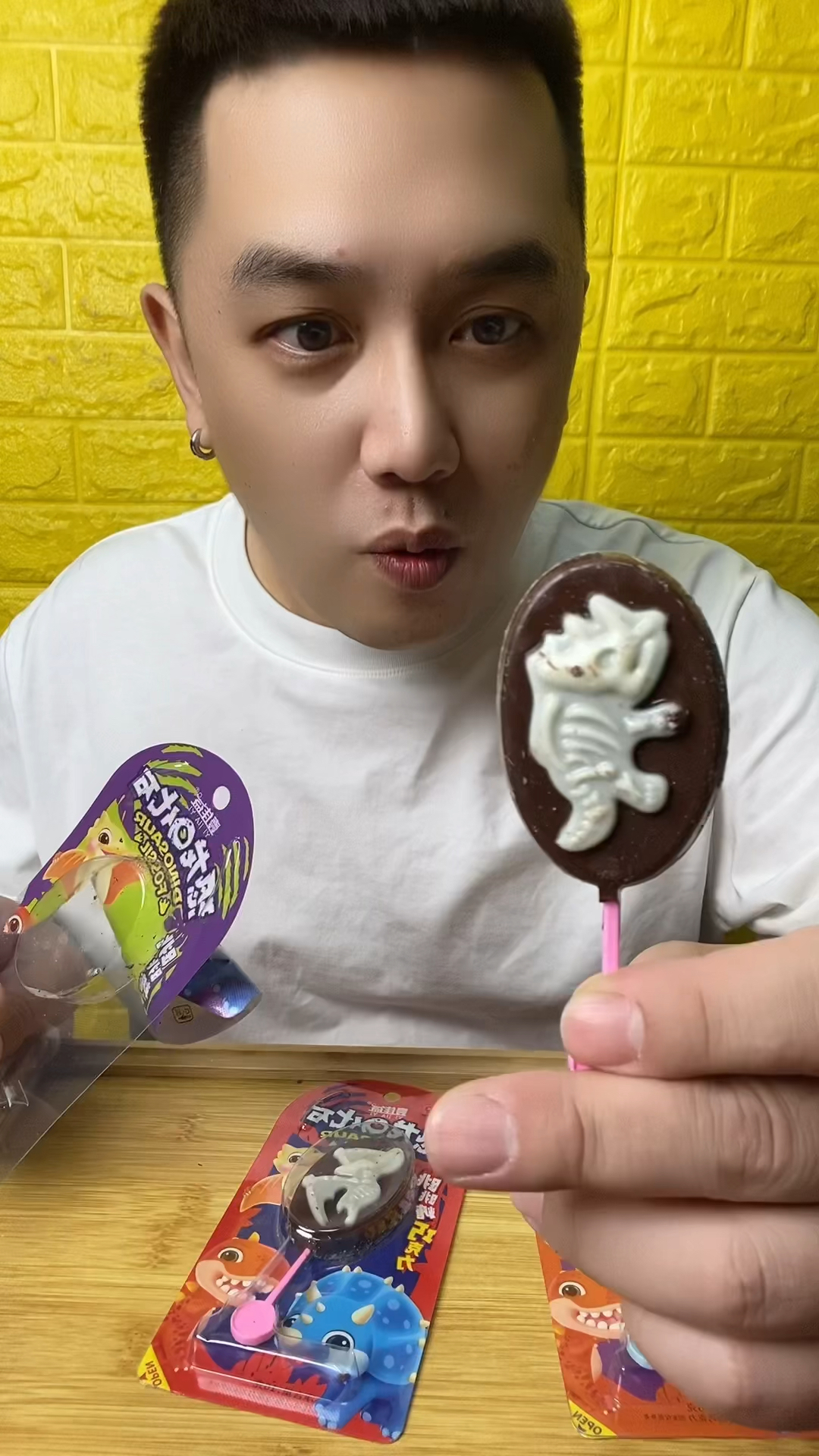 吃恐龙图案的巧克力
