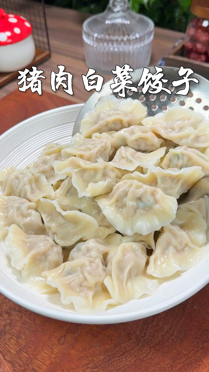 白菜猪肉馅饺子馅料在家这样调,做出来的饺子鲜嫩多汁不出水,比饺子馆的还好吃