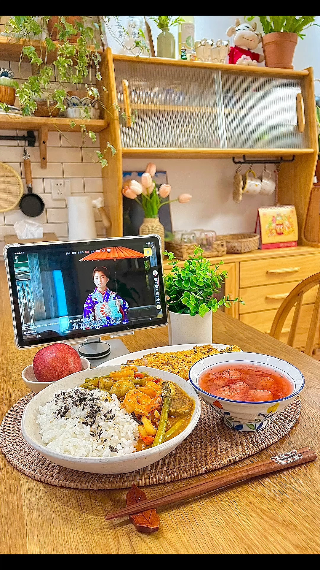 一人食:今天吃虾仁咖喱饭,炸鱼排,草莓甜水