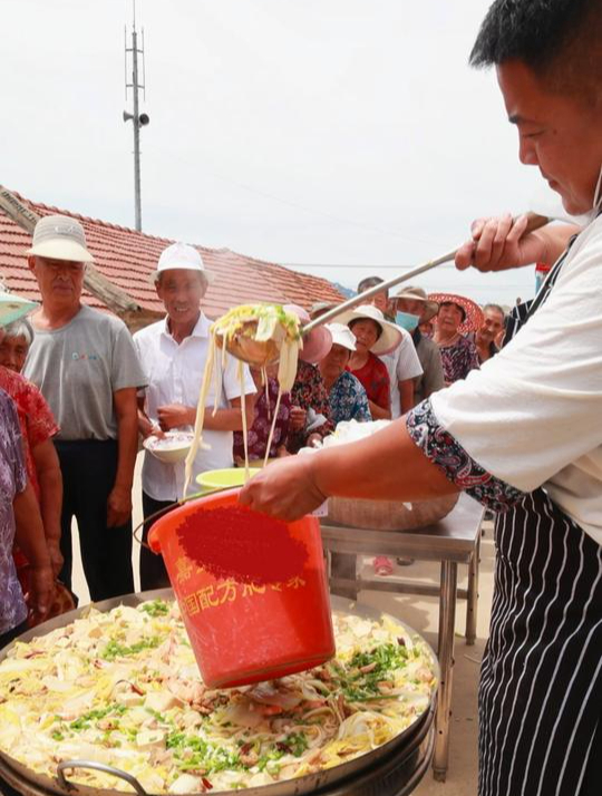 小贺今天给老人做《大锅炖菜》这个菜荤素搭配有营养老人们很喜欢