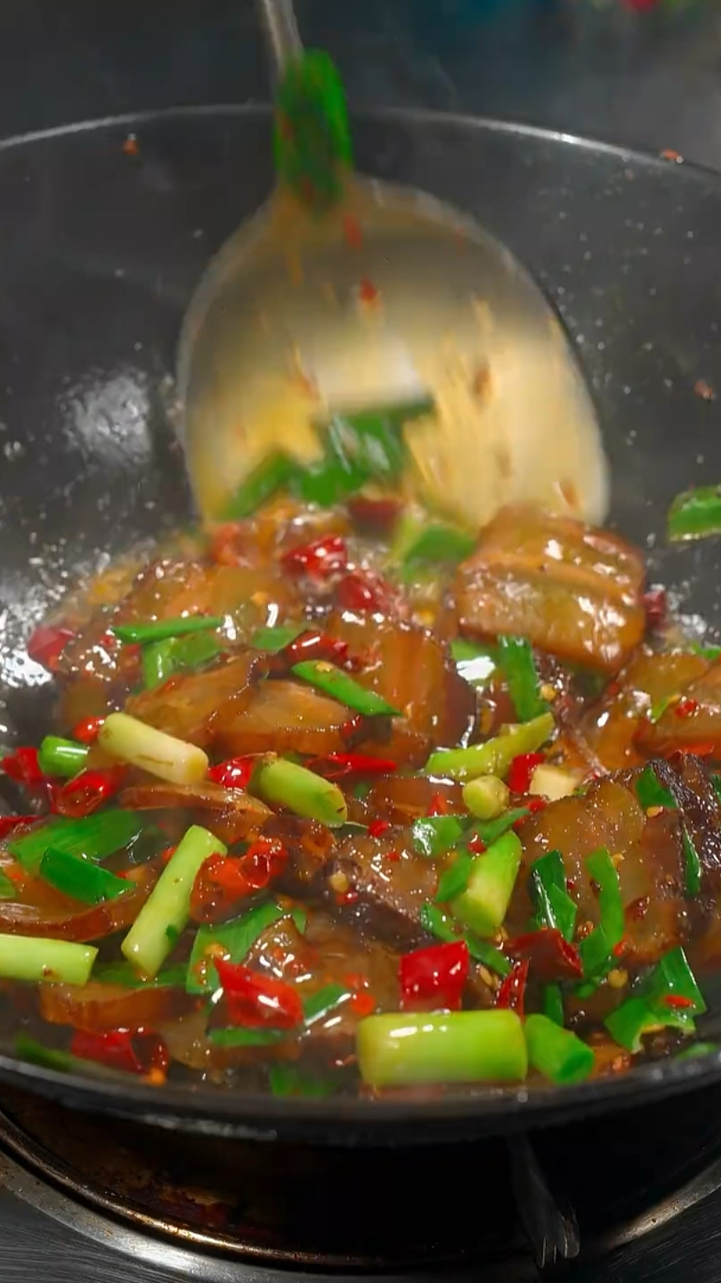 今日份如何做大蒜炒腊肉|自家熏的腊肉,雪地里扯两根大蒜,简简单单炒个大蒜炒腊肉。