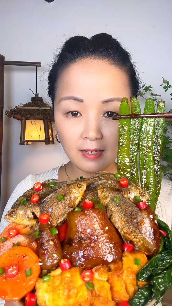 开饭今天吃麻辣猪尾巴,油炸鱼