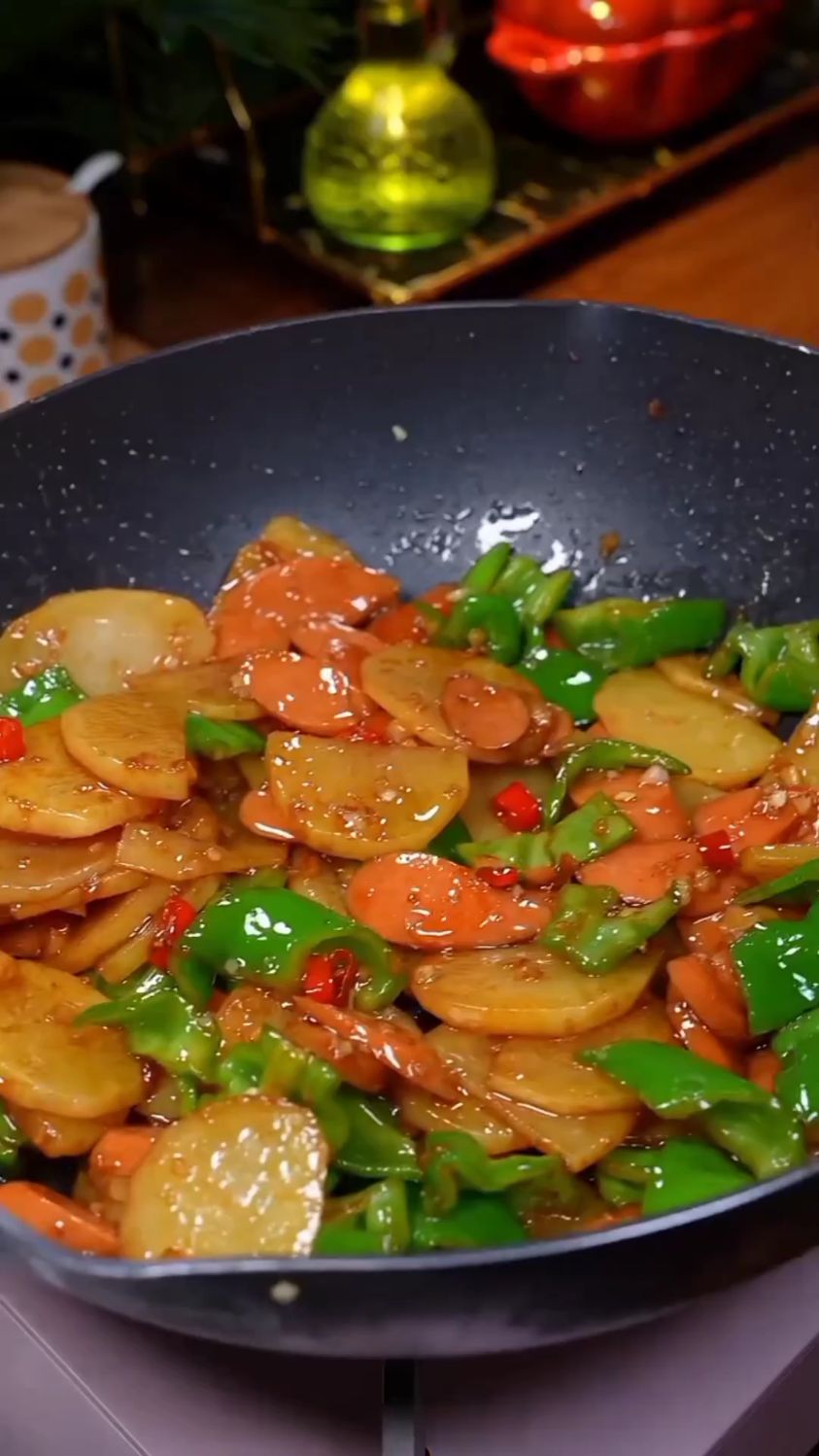 土豆片炒火腿肠的家常做法