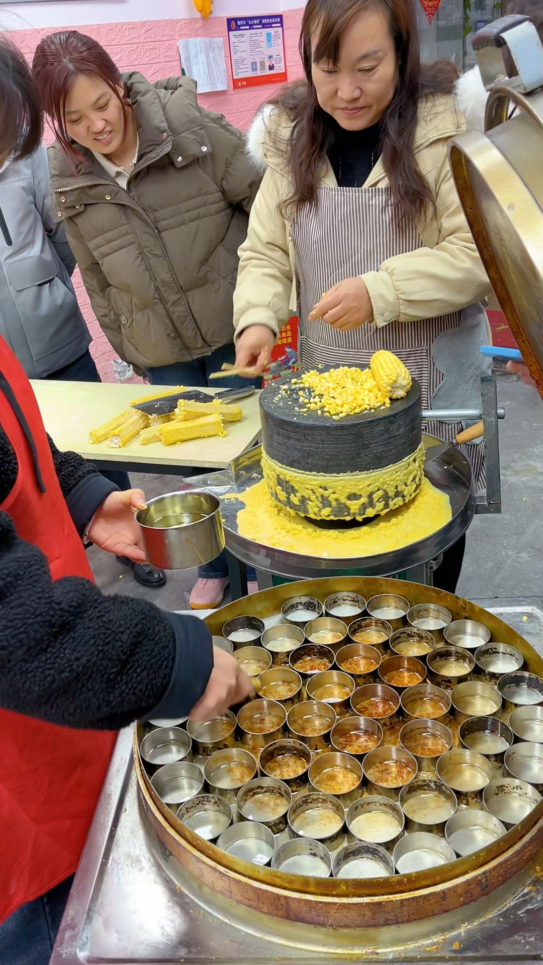 这个就是石磨玉米饼,采用新鲜玉米现磨现做,8分钟一锅,一锅52个
