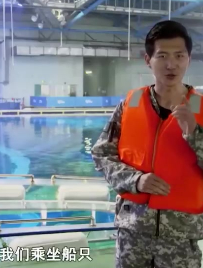科学家模仿鲨鱼皮表结构,制造船体贴膜,降低航行中生物淤积的影响