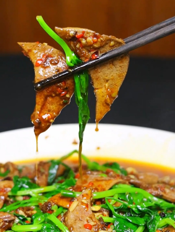 今天用新鲜的豌豆尖炒猪肝,你们说炒了好多秒钟?